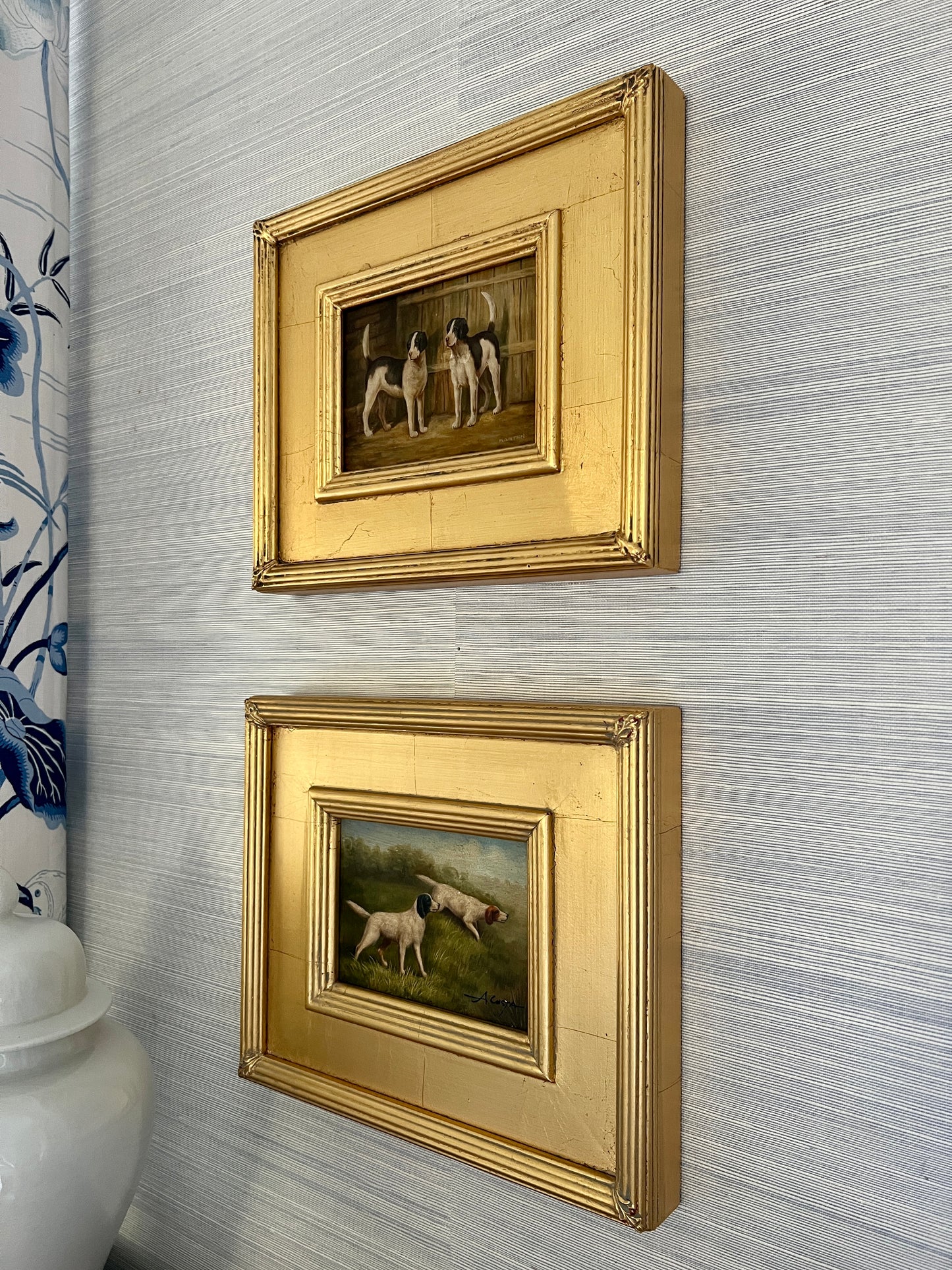 Early 20th Century Pointer Hunting Dogs Portrait Oil on Board Painting in Gold Frame
